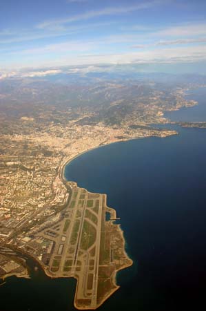 Plataforma guanyada al mar a l'aeroport de Niça